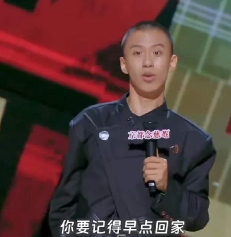 昨晚睡前刷到了脱口秀付航的演讲，看完后心里久久不能平静。
那一句