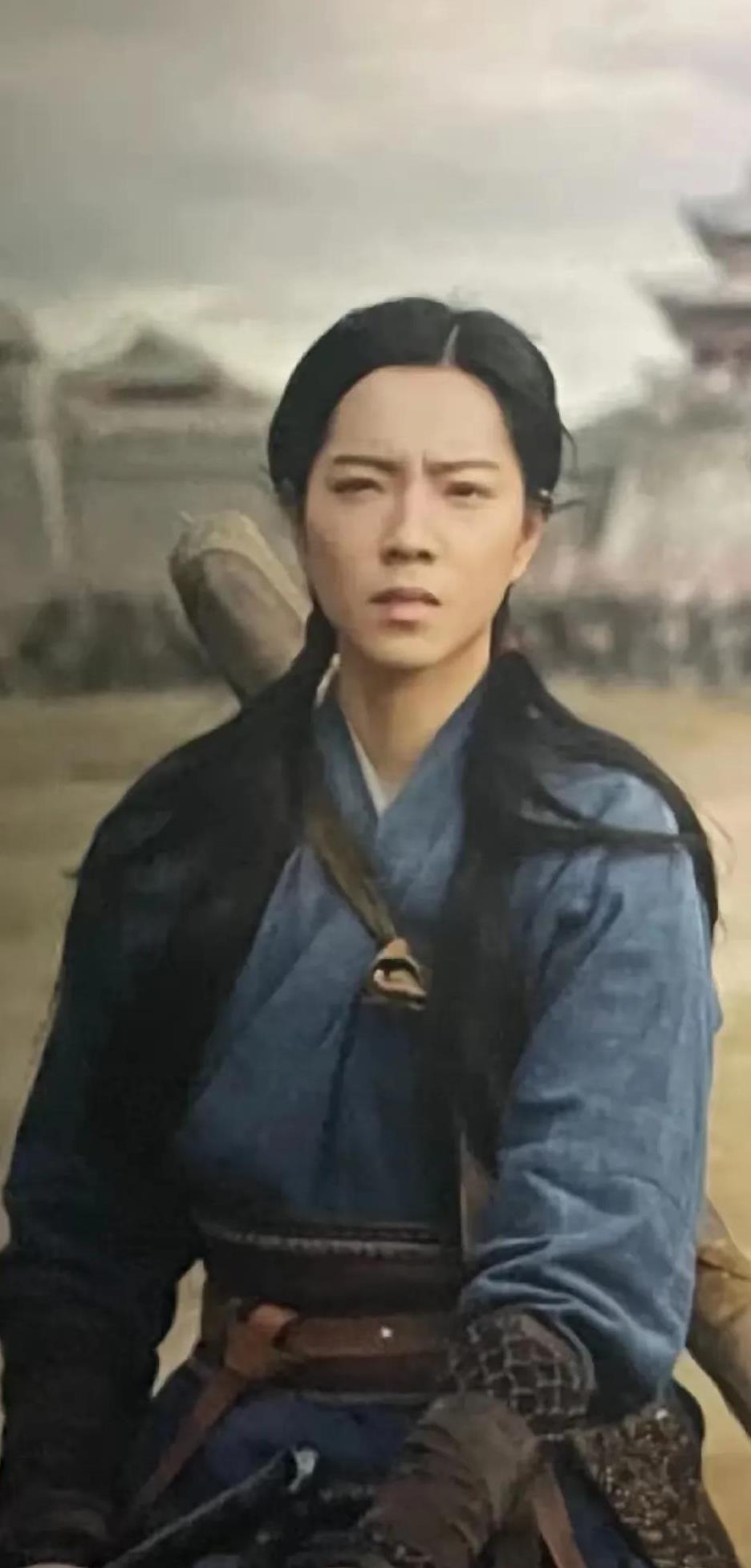 苦大仇深！愁容满面！老气横秋！！
看不出一点黄蓉的影子，
金庸如果看到估计会气晕