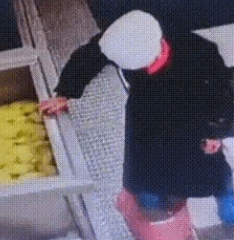 这叫丧尽天良，毫无人性！给学生们吃的饭，居然被一个臭男人用脚来踩，想想就TM的恶