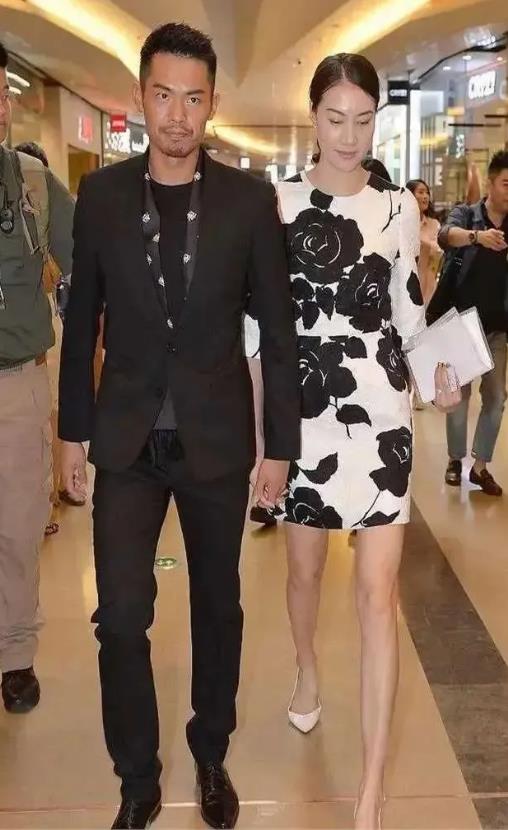 林丹夫妻，妻子这气质绝啦！真的好漂亮啊！

林丹牵着妻子的手，特别浪漫，看来林丹