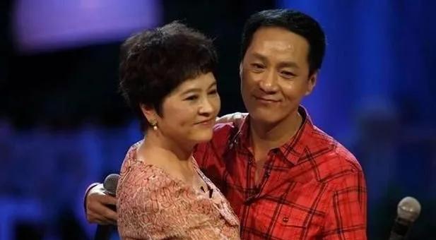 梁丹妮：我想做做整容。
冯远征：先别，咱俩把婚离了再整，我说到做到。
冯远征挺幽