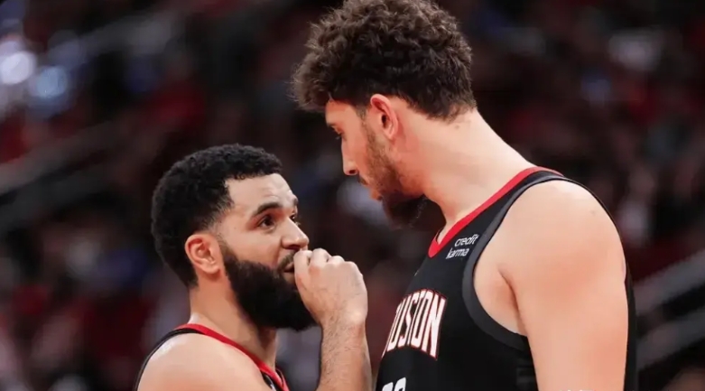 不可思议，乌杜卡执教下的火箭队，本赛季人员是这么安排的:

1、范弗利特，安排3