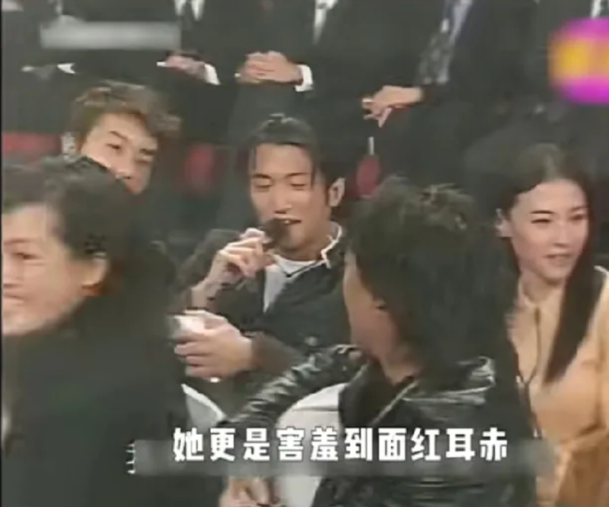 2001年的香港某颁奖晚会上，发生了特别有趣的一幕，当时谢霆锋获奖，他在上台表演