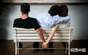 性感老婆和大20岁的教授出轨了，我要离婚，老婆反骂我：“这么小气干嘛，你还是不是男人？”