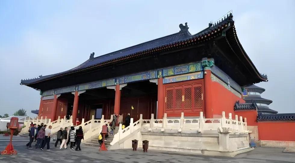 祈年殿正南方的祈年门，其建设历史可追溯至明朝永乐十八年（公元1420年）。这座门