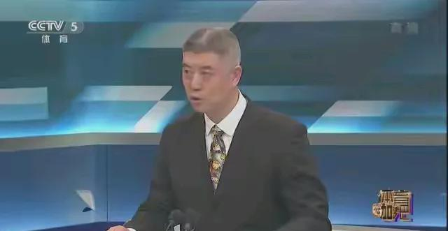 篮协应该深入龙狮俱乐部，调查郭艾伦被伤到眼睛恶性事件，并公布调查结果，严惩凶手。