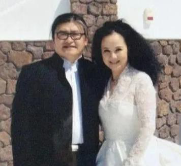 
 
湖南台当年为了请动刘欢费尽心思。元宵晚会筹备期间，台里派了最漂亮的女主持