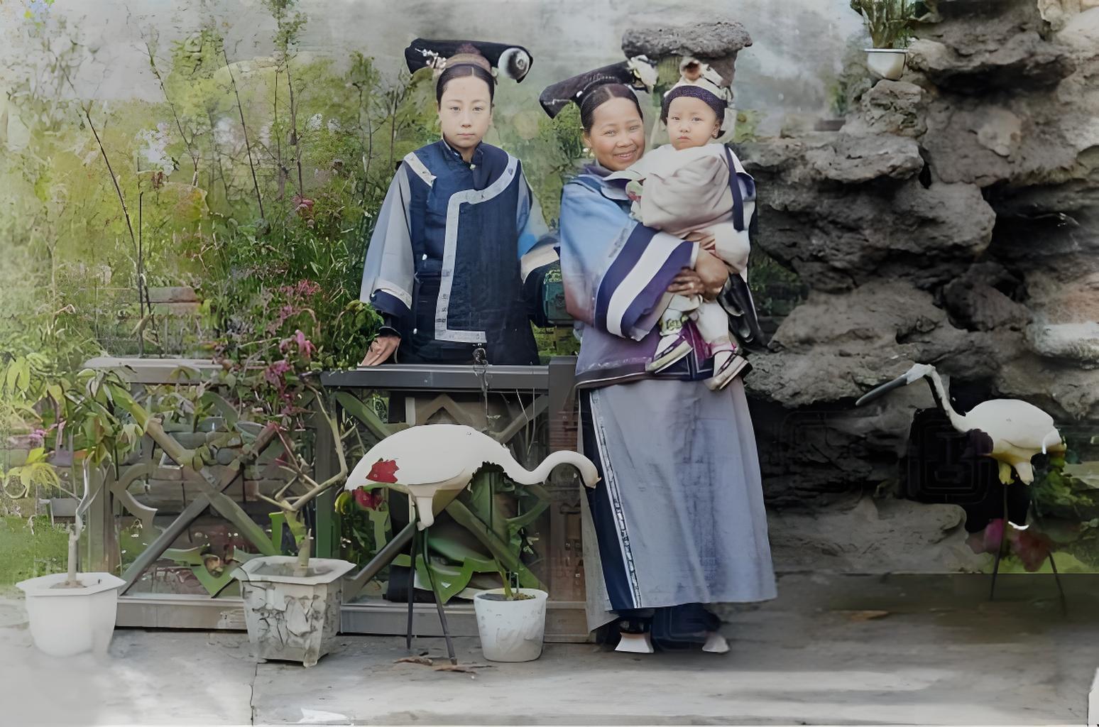 清朝末年一处王府后花园里面的福晋和抱着小贝勒的奶妈