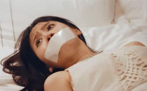 三人的死亡游戏：我的前女友被人杀死装在行李箱