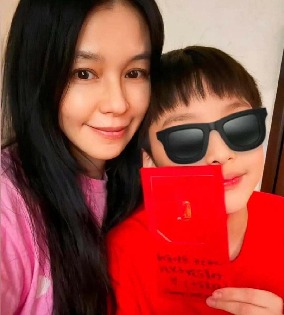 徐若瑄儿子被接到台湾陪自己过年了，她给儿子发了红包。儿子九岁了，长相帅气，聪明又