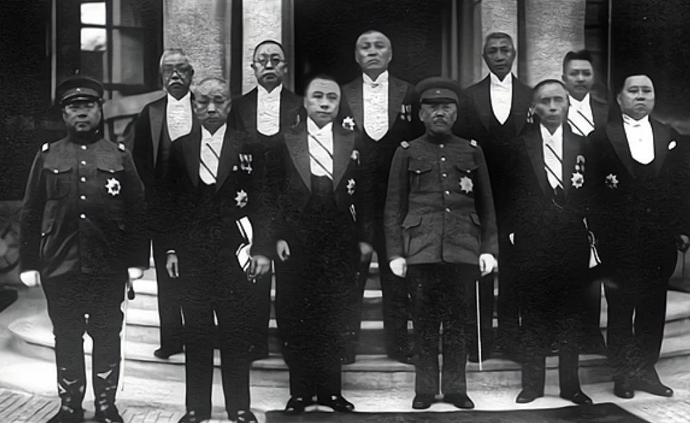 在1932年1月到2月，关东军司令部召开了所谓的建国幕僚会议，研究他们建立伪国家