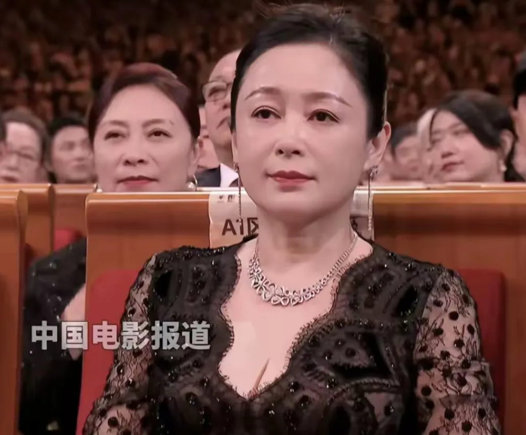 历经风雨，方显英雄本色！
陈红的穿着在网络上引发了激烈讨论。一些声音批评她的装扮