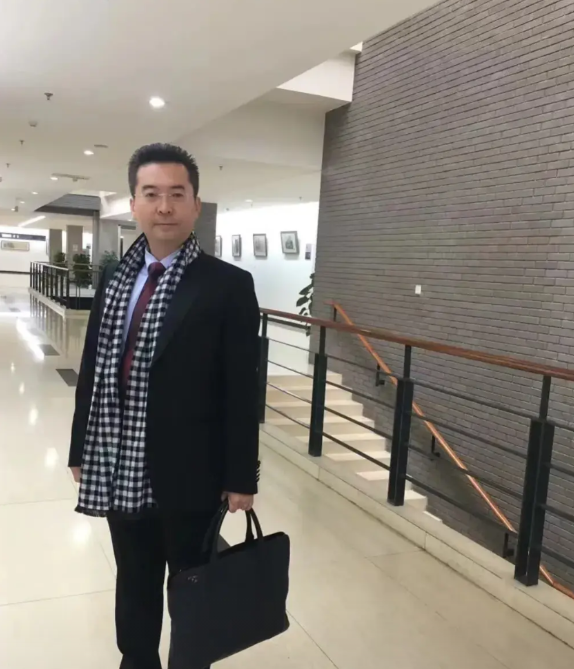 去哪个国家定居最好：

​1、第一：美国：不要考虑，太难。

2、第二：加拿大