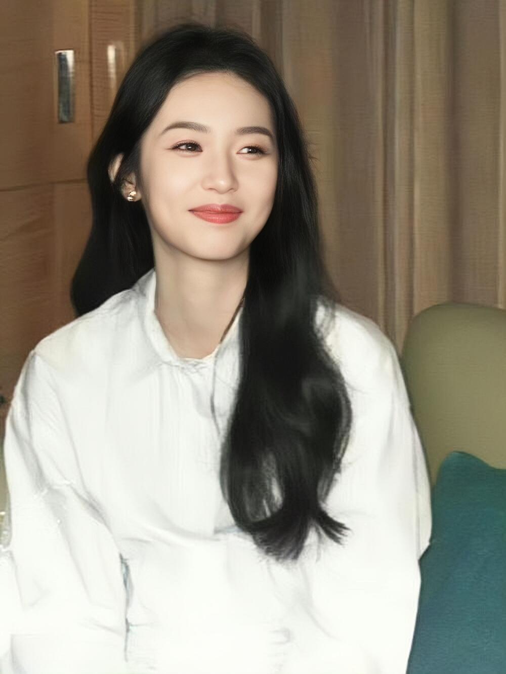 周也气质轻灵，好像月季