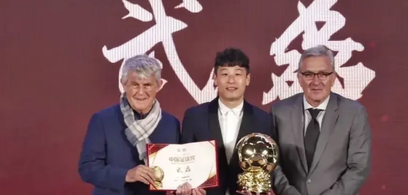 武磊凭什么叫武球王
      凭武磊在国家队进球数是最多的，凭他5次获中国足球
