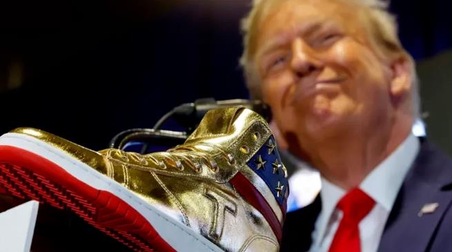 特朗普开启疯狂“带货”模式。竞选总统，这应该是一个公共事件，在竞选活动中为本人的