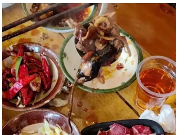 重庆一男子与朋友到火锅店吃火锅时，竟然从火锅中捞出一整只已经煮烂的老鼠。男子当时
