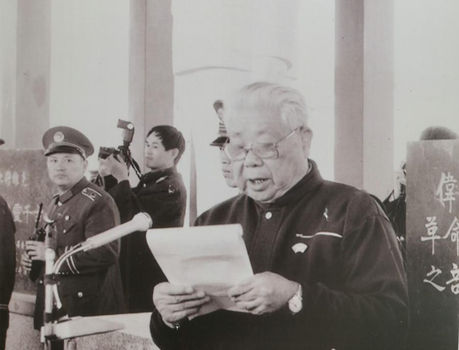 1990年4月，受中顾委委托，陈锡联前往河北涉县参加刘伯承元帅像揭幕仪式。当时陈