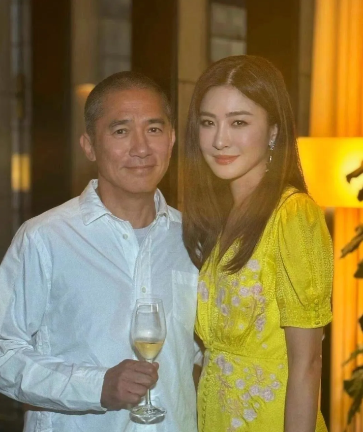 你敢相信吗？她已经49岁了！和梁朝伟的合影看着像两代人。这个女生叫做周文琪，是香