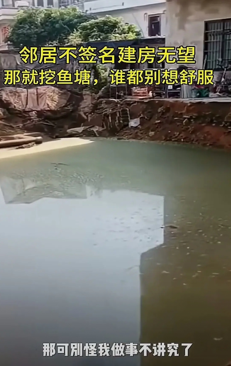 一女子在网上诉苦，说邻居想在他家的地界地上建房子，地基都平整好了，但女子家因为种
