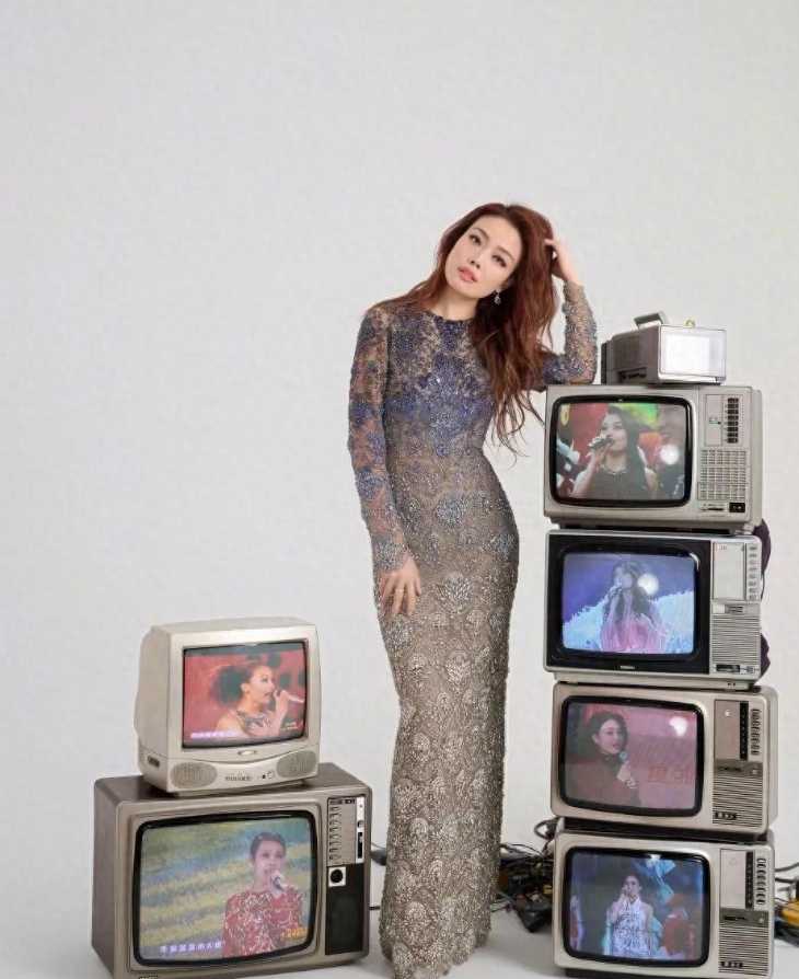 今年容祖儿又双叒登上春晚啦，算下来这已经是她第七次上春晚的舞台了！


每次看她