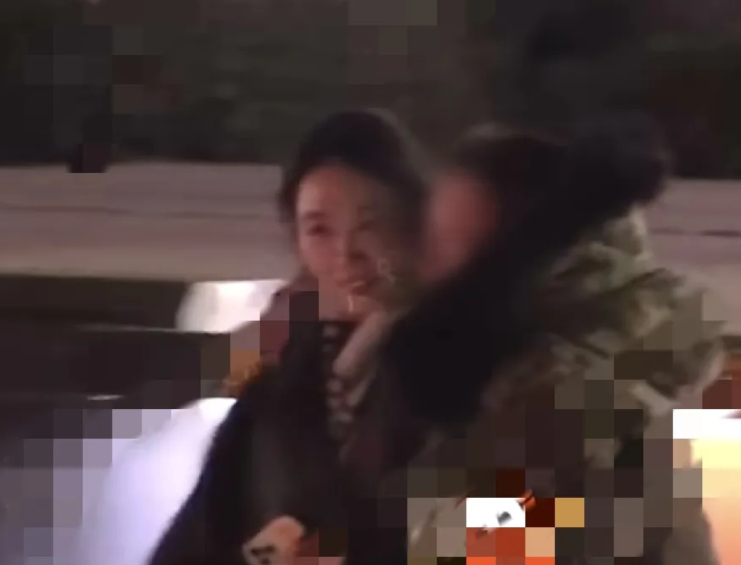 姜妍，被曝大瓜！

2024年12月19日下午，几个月前大火大爆的姜妍姐姐冲上热