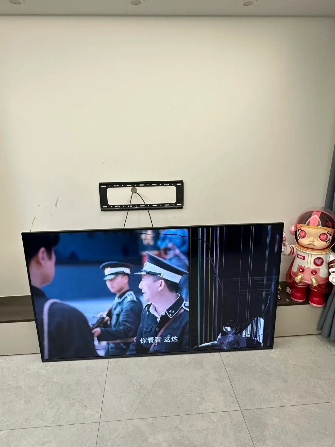 祸从天降｜75寸变48寸😂
好好的电视从墙壁上掉下来了
这台电视机📺在我家才