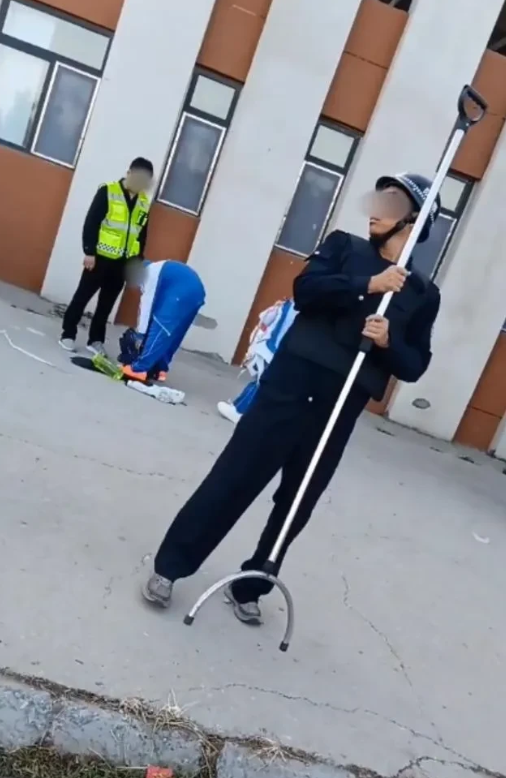 “学生入校被禁止自行携带牛奶，却允许喝学校提供的奶，这是什么道理？”有网友发视频