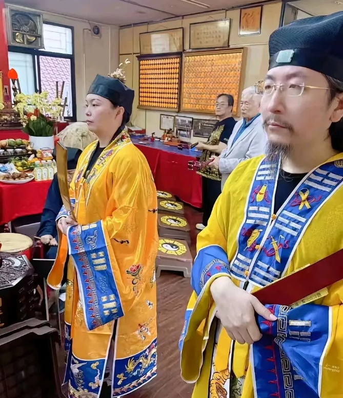 这个世界越来越癫了，癫到我们无法想象。原来，人家是这样打败同行的，白天当女律师，