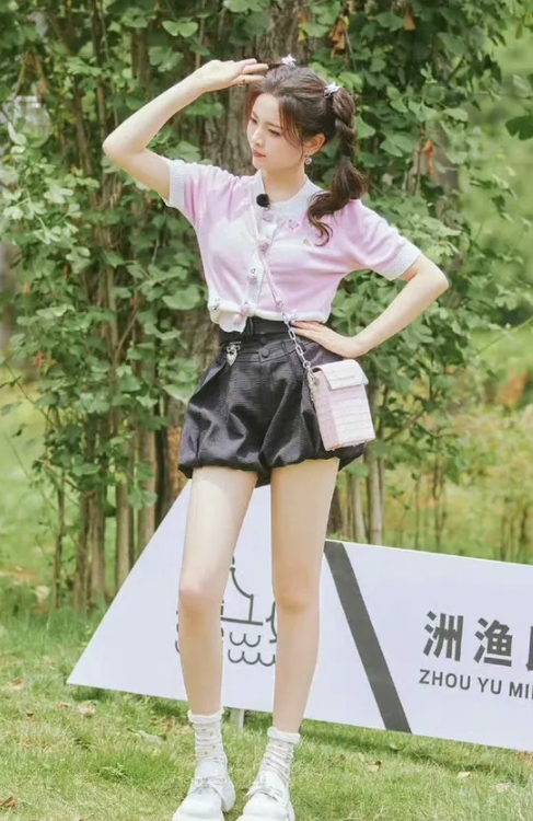 杨超越，彰显青春活力的美腿