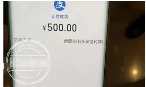 江西南昌，一女子正在酒店浴室洗澡，突然闯进来一名中年男子，男子身穿花色泳裤，看似