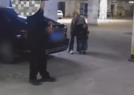 一家三口车库放炮 还很嚣张

                         