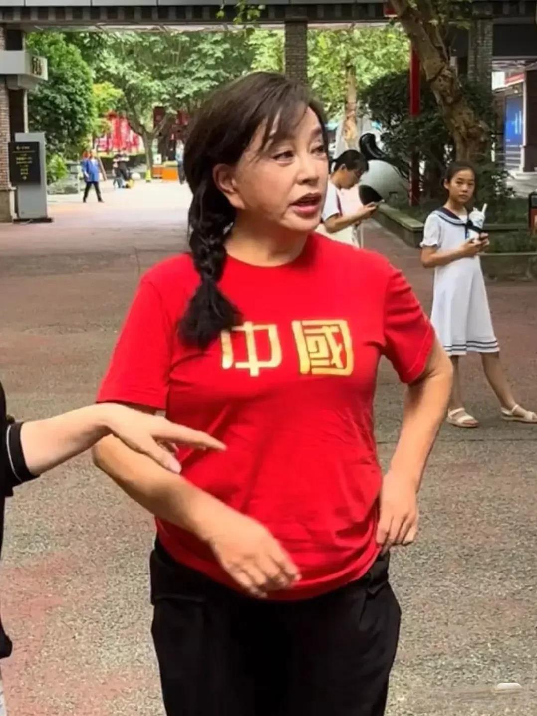 网友在街头偶遇刘晓庆，怎么感觉刘晓庆这个耳朵好像变大了？有很多网友说这个是拉皮过