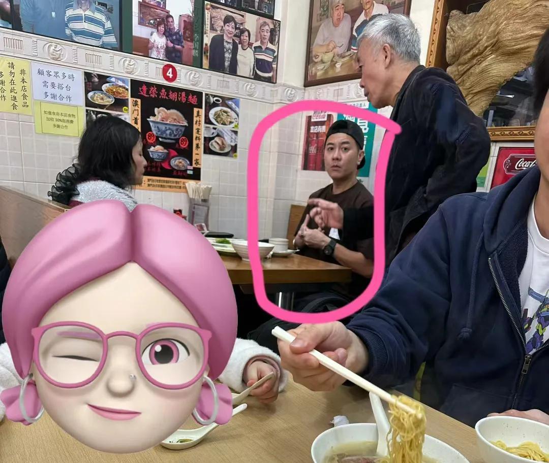 茶餐厅偶遇香港明星，很面熟，有人认得他吗？
近日，某网友在茶餐厅吃饭时偶遇香港明