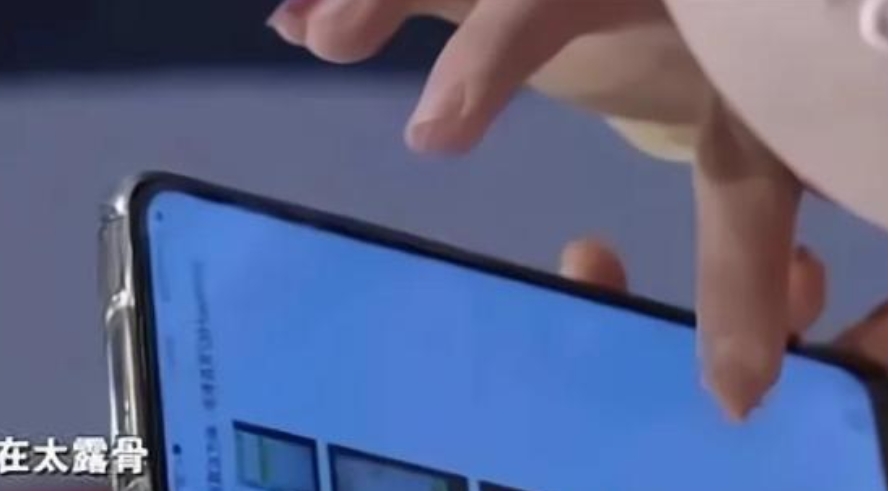 江西宜春，两对夫妻自驾游，女子半夜醒来，不想吵醒大家，于是装睡一动不动，突然，她