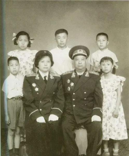 1959年，四川成都，贺炳炎和家人的一张合影，他的妻子名字叫姜平，长得非常漂亮，
