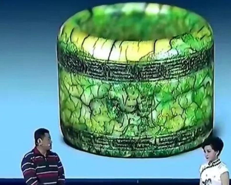 2017年，山东男子拿着一枚满是裂纹的扳指来鉴宝，声称是20000元捡漏得到的，