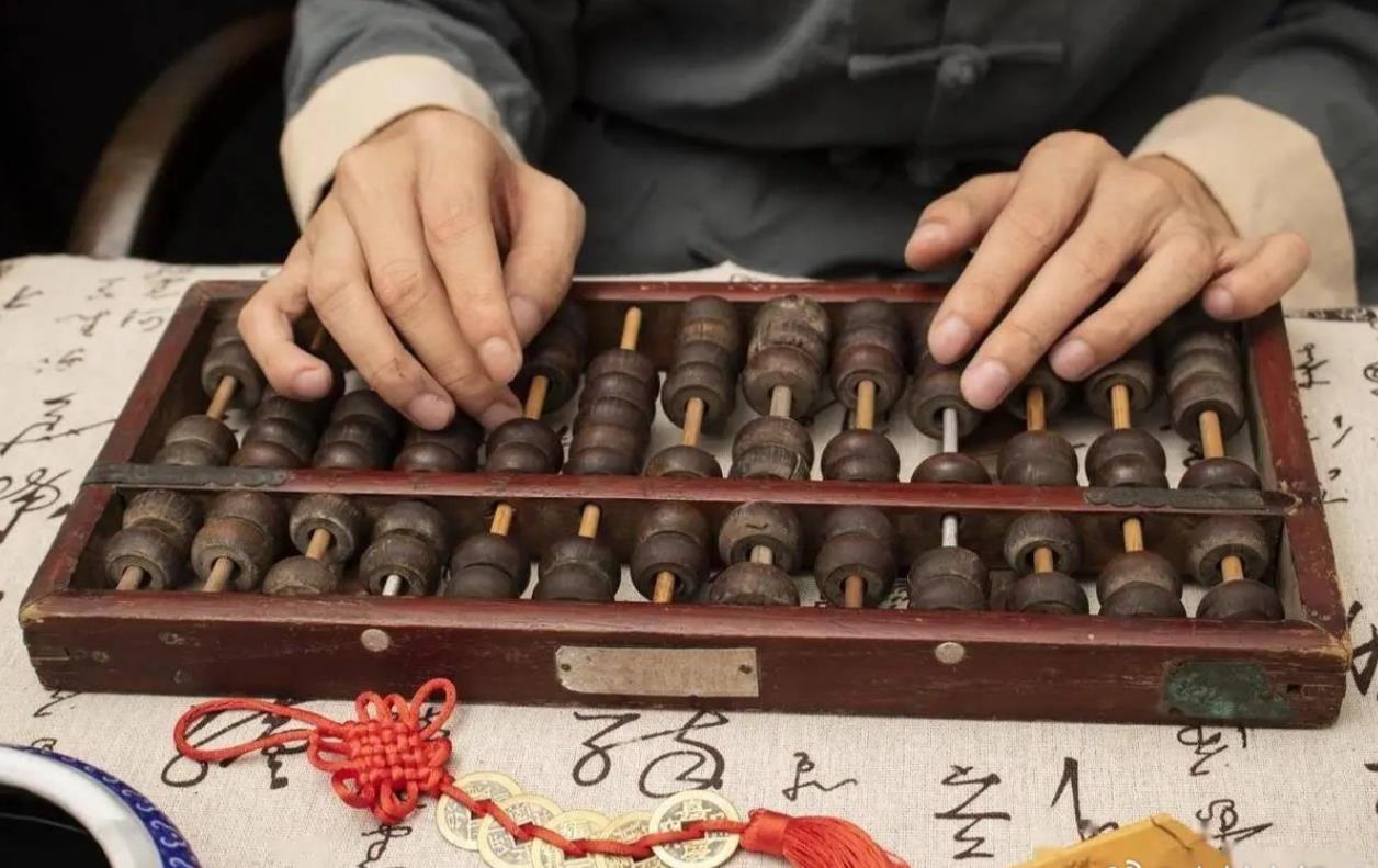 我喜欢手算，口算我觉得没手算方便，从小就喜欢手算，算不过来的时候手口一起算