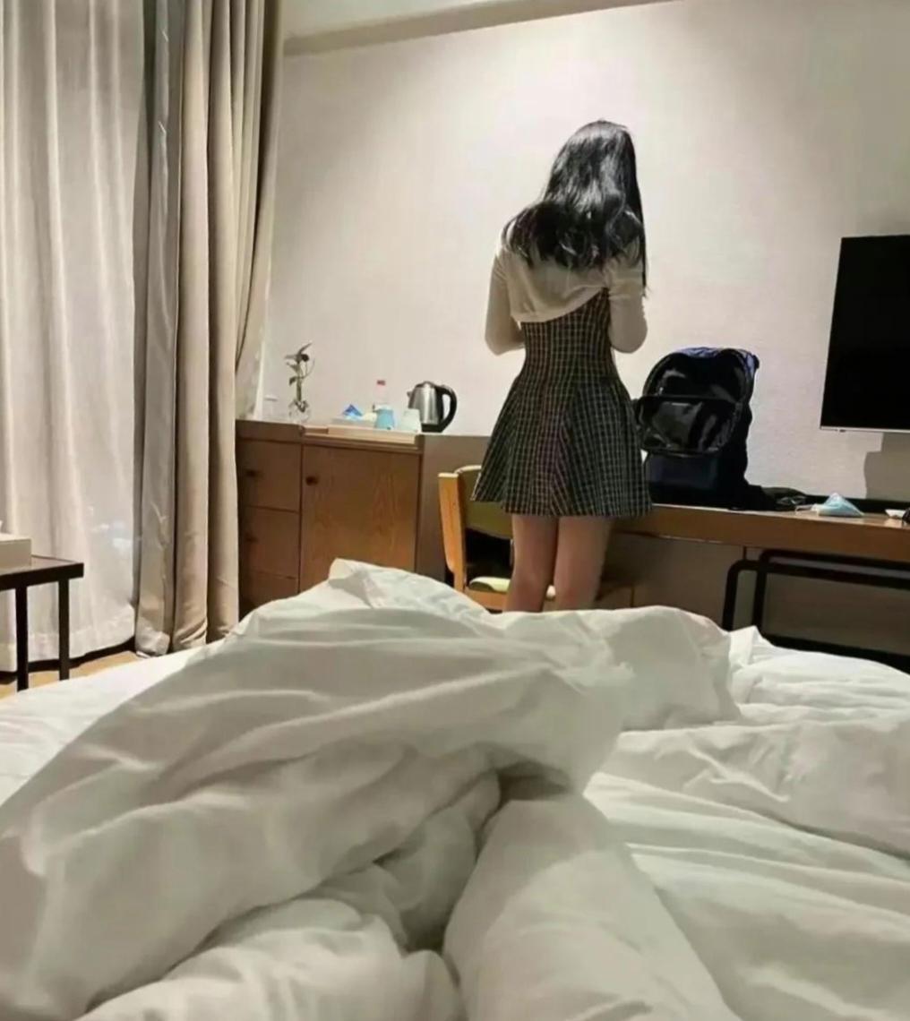 这算是偷拍？哈哈哈！[大笑][大笑]