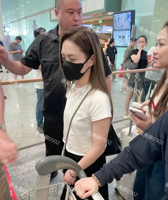 深圳机场偶遇阿娇钟欣潼，本人很年轻很漂亮尤其是眼睛特别美，就是个子太矮了，1米5