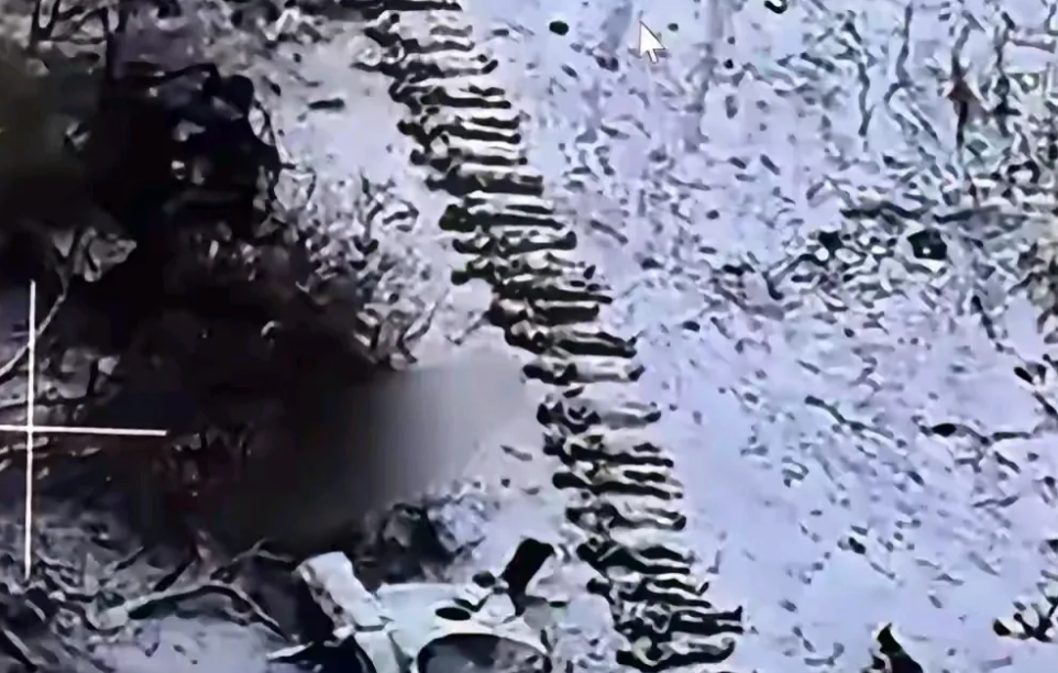 支援俄罗斯的朝鲜士兵死的人不少啊！整整齐齐地躺在雪地上，躺在冰冷的雪地上。前一秒
