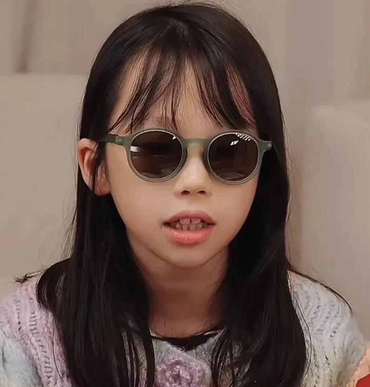 不要攻击一个无辜幼小的孩子，一般孩子的正常长相啊，阳光自信健康快乐。
 
伊能静