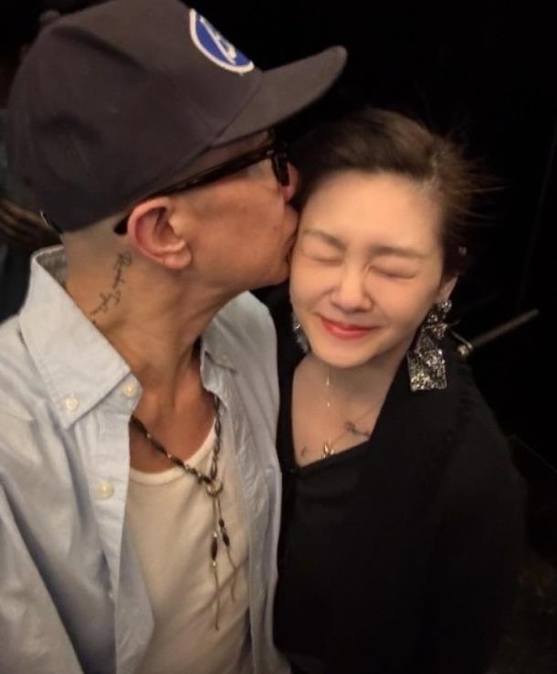 大S一对子女可怜了，还那么小，又要陷入无休止的争夺中去了。
 
她是自己健康的第