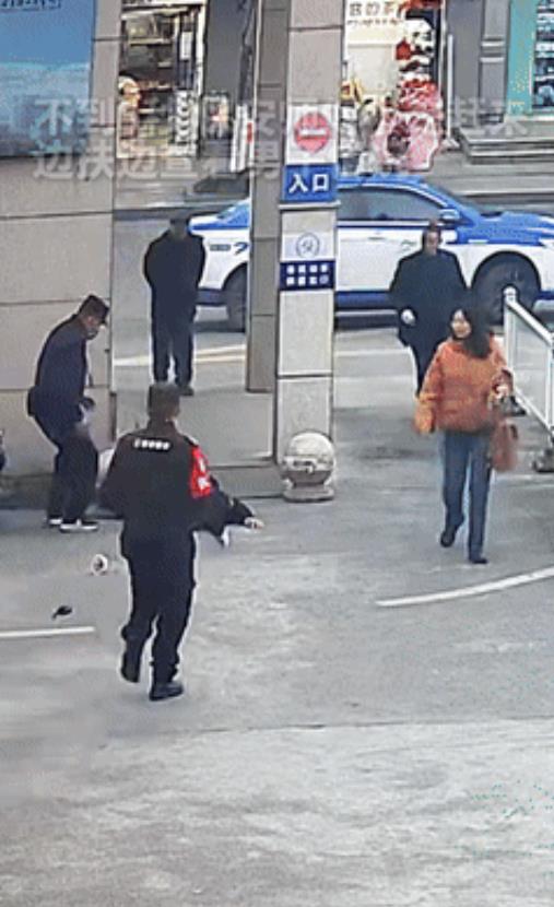 眼泪止不住了！浙江，男子在医院门口突发心脏骤停，5个保安组成人肉担架抬他去抢救！
