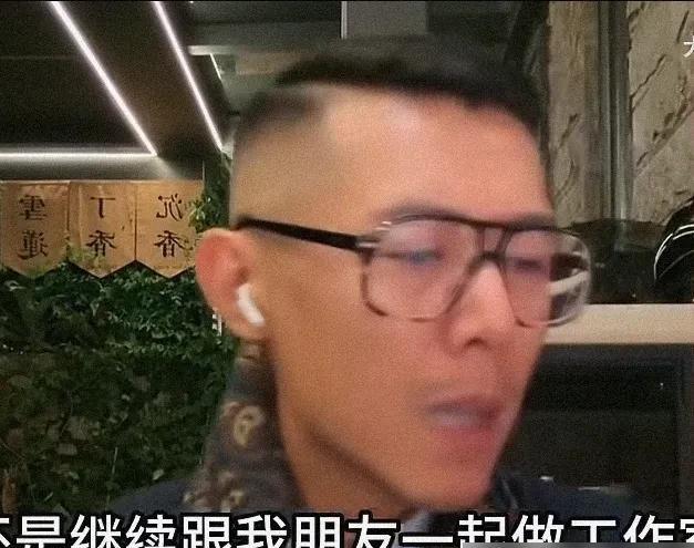 网红大冰真是个奇葩！

在直播的时候有y瘾，就偷偷躲在镜头外狠狠抽一口烟，随后镜