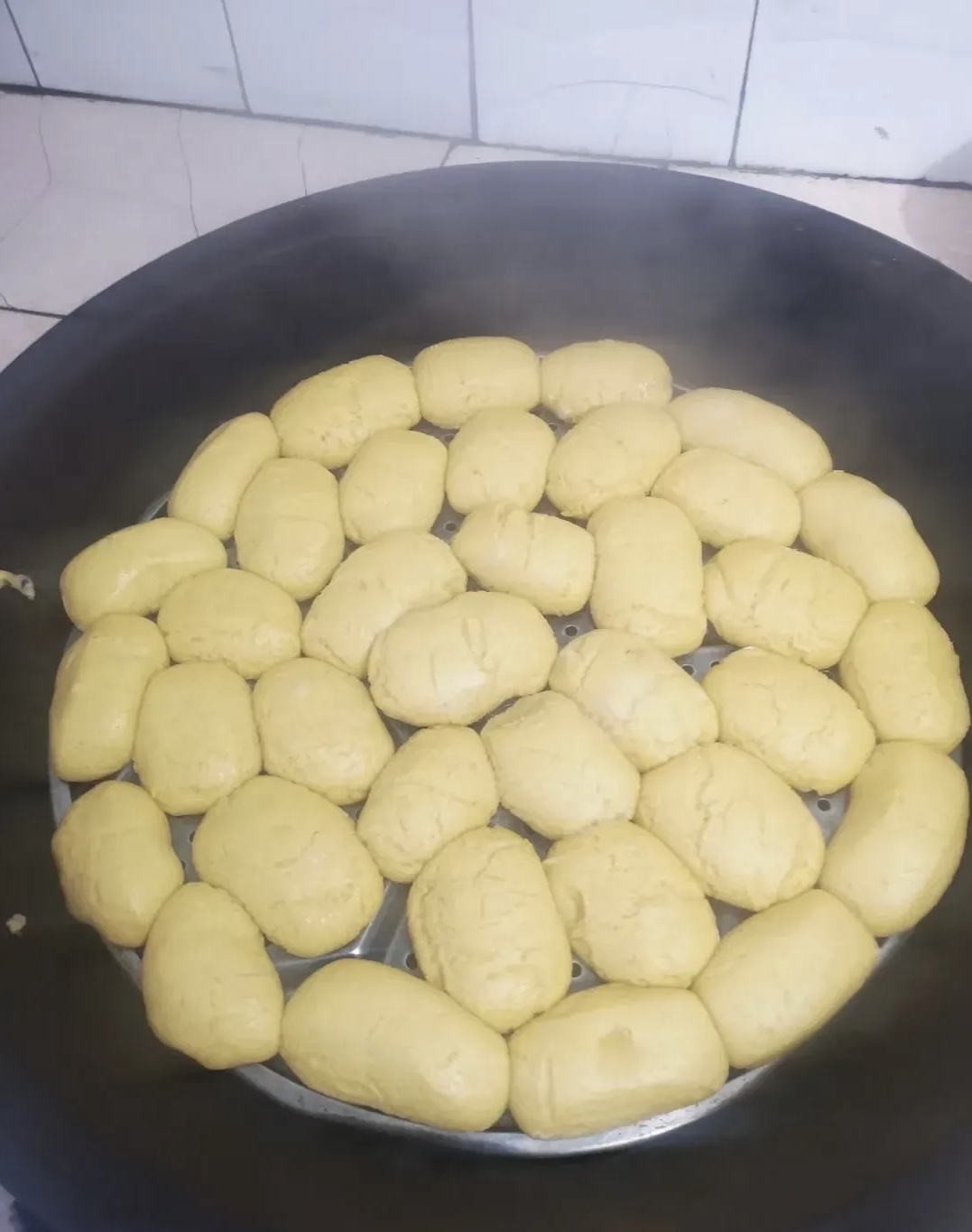 拿着最低的退休金，
买不起海参，
买不起燕窝，
蒸了一大锅玉米面窝窝头，
大家说