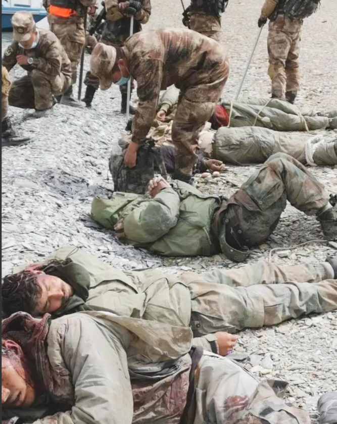 在班公湖附近，一支印度军队与我军对峙，山坡上还有几名印度特种作战部队的士兵在挑衅