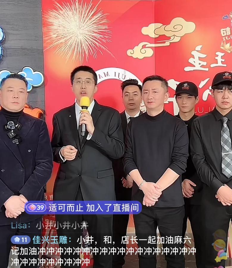 小井都不敢念的评论！

原来是网友们让汪小菲来小井的店里擦桌子！

打死小井也不