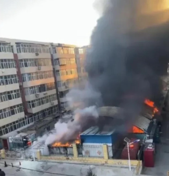 揪心，8死15伤! 近日，河北省张家口市一菜市场发生火灾。

该菜市场位于张家口