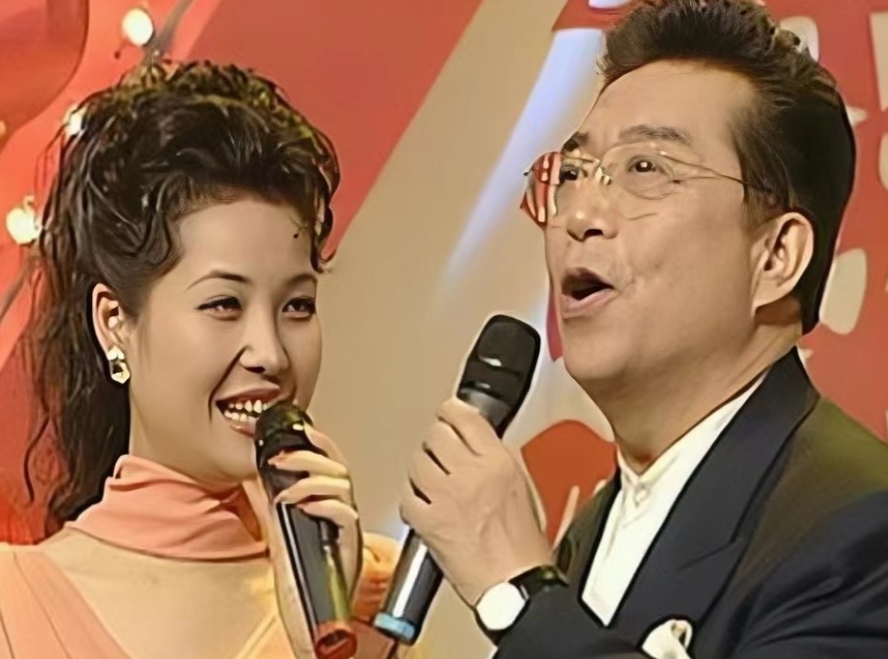 小品演员黄宏和李双江住在同个小区，某次半夜，演出成功的他正往家中走，不料却在小区